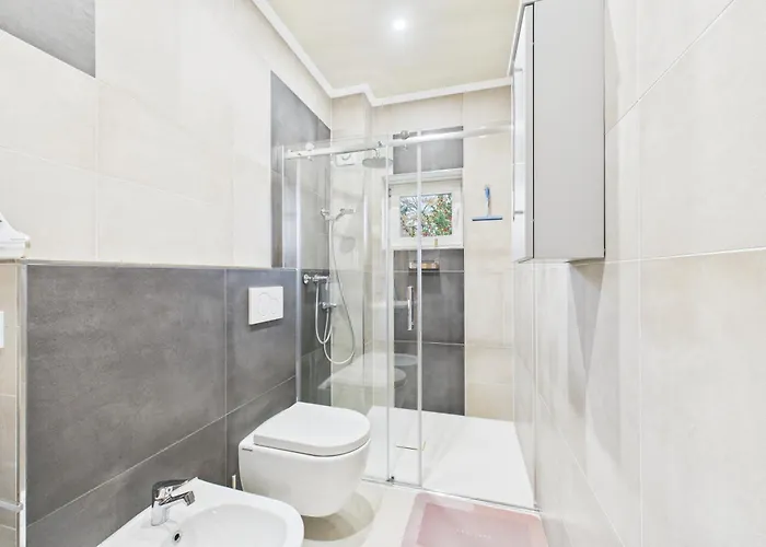 Attraktive Neubauwohnung,balkone,wifi,parken Im Hof,ganze Ruhe 3*